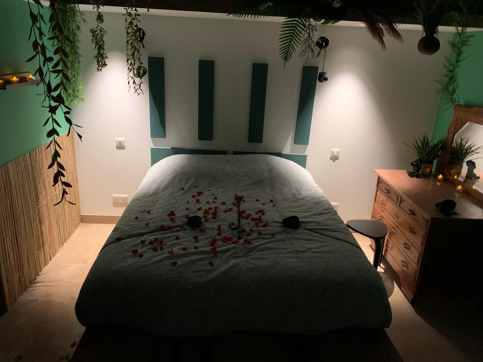 Lit préparé dans la chambre